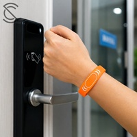 Gelang Silikon NFC Bentuk Jam Tangan yang Dapat Disesuaikan 13.56mhz Dapat Ditulis Ulang Chip Ntag213/215 Tahan Air Gelang RFID