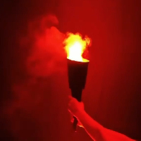 Accessoires de scène : Lampes à flamme en forme de cheminée avec effet de torche atomisée et lumière de motif, et torche de supporter à effet de vague de fumée rouge lumineuse