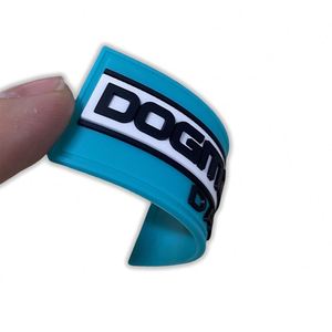 Patchs thermocollants personnalisés en PVC souple 3D en forme de cœur et de fleur avec logo gaufré à chaud, sans minimum de commande, fixation rapide - Product Image 3