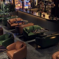 Ensemble de tables et chaises de bar en gros, idéal pour les tavernes, restaurants, boîtes de nuit, cafés et salons de café, avec banquettes et sièges.
