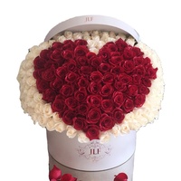 Bunga Berbentuk Hati Hari Valentine Dalam Kotak Kejutan