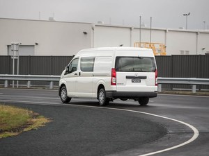 Nuovo Toyota Hiace 2026, Minibus di Lusso 13-15 Posti, Guida a Sinistra, Tetto Alto, per Turismo e Affari - Product Image 4