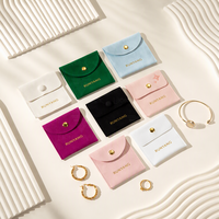 Pochettes d'emballage pour bijoux en microfibre personnalisées et élégantes avec options de rabat et de ruban pour colliers, bracelets et coffrets cadeaux de marque