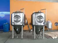 Cuve de fermentation conique en acier inoxydable de 1000 L avec enveloppe de refroidissement isolée au glycol pour microbrasserie artisanale