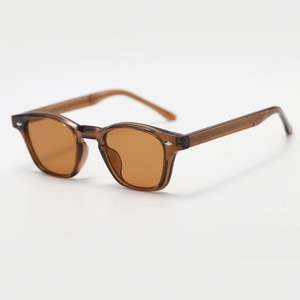 Lunettes de soleil rétro 2025 personnalisées avec logo, monture petite TR90, style punk, protection UV400, rivets, carrées, pour hommes et femmes - Product Image 4