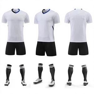 Camiseta de Fútbol Retro Negra de Ronaldo 7, Uniforme de Equipo Unisex Vintage, Alta Calidad, 100% Poliéster, Resistente al Viento, Transpirable y Ecológica - Product Image 1