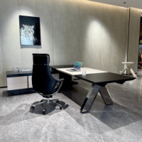 Bureau de direction de luxe à trois tons avec pieds chromés, base de meuble noire et armoire murale pour suite de bureau complète