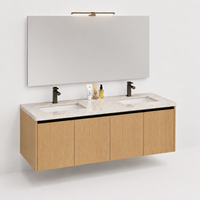 Meubles-lavabos de salle de bain modernes de luxe en bois clair avec double vasque flottante et miroir sans cadre pour salle de bain principale de villa