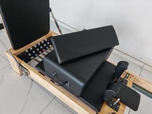 ชุดเครื่องพิลาทิสแบบรีฟอร์เมอร์สำหรับใช้ในบ้าน ทำจากไม้โอ๊ค พร้อมทาวเวอร์สำหรับการออกกำลังกายแบบครบวงจร - Product Image 4