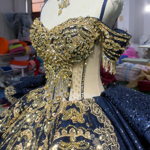 Vestido de Fiesta Largo hasta el Suelo Mc074 Vintage Elegante Azul Marino con Brillo, Tul, Bordado Barroco Dorado en Hombros y Cola de Capilla - Product Image 4