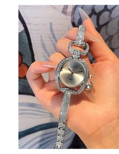 Reloj de Mujer de Lujo con Diseño de Cielo Estrellado, Estilo de Brazalete Hueco Único y Exquisito, Especial de Navidad - Product Image 2