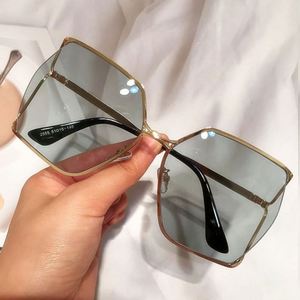 Custom 2021 Newest Fashion Elegant Women Gradient <b>Sunglasses</b> Metal Oversized Square <b>Sunglasses</b> - Product Image 3