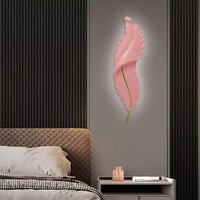 Applique Murale Plumes Moderne et Luxueuse, Source LED, Corps en Résine, Design Créatif et Épuré, Idéale pour Chambre, Salon, Véranda ou Mur TV