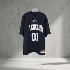 Camiseta de Manga Corta Negra Informal para Hombre, con Estampado de Letras Blancas y Número 01, Estilo Urbano, Cuello en V, Tela Satinada - Product Image 3
