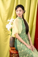 Robe Ao Dai en brocart de soie et mousseline, motif longévité et double bonheur, style célébration de printemps avec détail col anneau KAD26