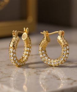 Orecchini a Cerchio Macy's in Argento Placcato Oro 15mm con Cristalli Incastonati, Chiusura a Scatto, per Uso Quotidiano Femminile - Product Image 2