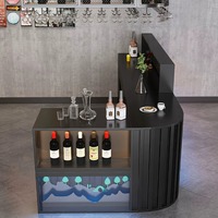 Comptoir de bar en bois de style industriel pour bar à domicile et usage commercial, mobilier durable avec design personnalisable