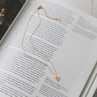 Collier Pendentif Triangle Porte-Bonheur Chic et Minimaliste en Acier Inoxydable Plaqué Or 18K – Cadeau Idéal Bijoux Goodluck