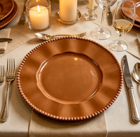 Assiettes de présentation en plastique perlées blanches de 13 pouces, motif moderne durable, personnalisables pour la décoration de la maison et des événements de mariage