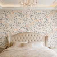 Papier peint floral vintage style manoir français, motif floral pastel, décoration murale pour chambre et salon style cottage