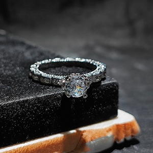<span class=keywords><strong>Anello</strong></span> Solitario <span class=keywords><strong>di</strong></span> Lusso con Zirconia Cubica Taglio Cuscino, Fascia Eternity con Pavé Completo e Bordo Ondulato, <span class=keywords><strong>Anello</strong></span> <span class=keywords><strong>di</strong></span> Fidanzamento da Donna, Vendita all'Ingrosso - Product Image 2