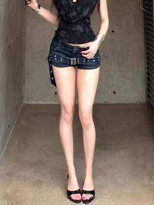 Shorts en jean asymétriques <span class=keywords><strong>à</strong></span> rivets style rétro américain pour femme, design Y2K audacieux, micro-shorts taille basse délavés vintage coupe moulante - Product Image 2