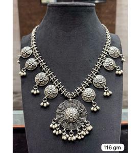 Collier élégant en argent pour femmes, design tendance pour mariage, rehausse les tenues de tous les jours avec un attrait intemporel - Product Image 4