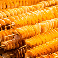 Machine automatique d'enrobage de pâte de pépites de poulet à haut rendement Machine de fabrication de pommes de terre en spirale