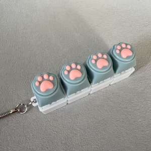 Porte-clés anti-stress en plastique souple à quatre boutons en forme de patte de chat, pendentif de décompression, manuel pour fournitures d'entraînement des animaux de compagnie - Product Image 4