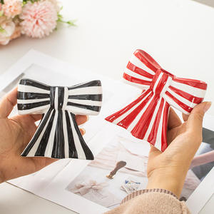 Klassieke Gestreepte Zwarte Witte Meisje Keramische Aromatherapie Kandelaar Hart Vlinder Boog Voor Het Schieten Van Rekwisieten Andere Kaars - Product Image 2