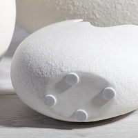 Vase en céramique de style nordique moderne, design contemporain blanc coquille d'œuf, arrangement floral, article décoratif en porcelaine artisanal