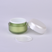 Pots cosmétiques cylindriques en acrylique vert personnalisés avec couvercles à vis en plastique pour crème visage/yeux, lotion pour les mains, soins de la peau