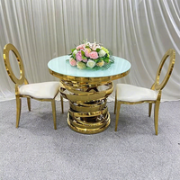 Table de mariage de luxe en verre rond sur base spirale en métal doré pour la décoration de banquets et d'événements