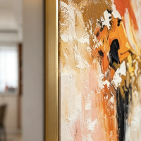 Art mural abstrait texturé or orangé chaud avec base en bois pour les intérieurs de restaurants modernes et minimalistes