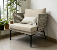 Fauteuil lounge moderne en corde tressée à la main avec ensemble de coussins assortis, structure noire pour hôtel, complexe hôtelier, villa
