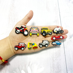Breloque de chaussure populaire pour sabots, motif voiture de course, véhicules sportifs et véhicules de transport, style <span class=keywords><strong>dessin</strong></span> <span class=keywords><strong>animé</strong></span> mignon, tendance mode - Product Image 4