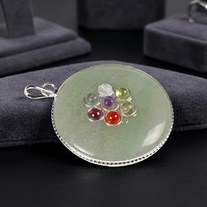 Colgante de Disco de Jade con Cristales Rozrin y Siete Piedras Preciosas, Diseño Floral, Chapado en Plata Antigua, Clásico, Unisex - Product Image 3