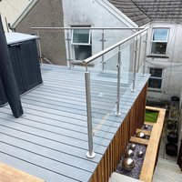 Balustrade de villa moderne en acier inoxydable avec main courante tubulaire et verre trempé pour patio extérieur, escalier et balcon