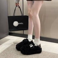 Pantoufles plates en fourrure moelleuse pour femmes, mules à talon ouvert avec bride à boucle métallique, pantoufles chaudes en peluche pour l'hiver