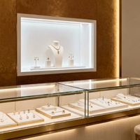 Ensemble de vitrines de luxe pour montres, personnalisées, durables, faciles à nettoyer, en bois foncé avec cadre en métal doré, vitrine en verre, éclairage LED, boutique de montres haut de gamme