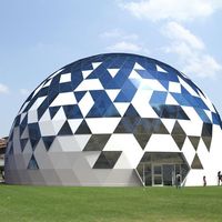 Tente dôme géodésique triangulaire de luxe 2025 en verre pour hôtel de neige, glamping dans le désert et tente de plage