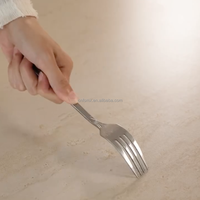 Table à manger ovale Tara et pieds texturés en colonne romaine créant une harmonie saisissante. Chaque courbe et chaque détail sont soigneusement conçus