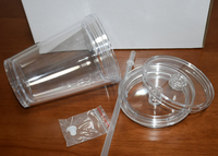Vente en gros 12oz 16oz 24oz Tasse à café pré-percée avec boule de neige en acrylique transparent à double paroi sans BPA avec trou et bouchon Paille et couvercles