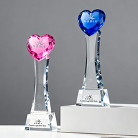 Trophées en cristal élégants avec des sommets en forme de cœur et de diamant, collection de design noble