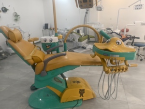 Fauteuil dentaire pédiatrique pour enfants avec alimentation électrique, lecteur de films animés, fabriqué en métal et plastique durables - Product Image 5