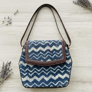 Bolso Bandolera de Algodón con Estampado Artesanal, Estilo Boho Azul, Hecho a Mano en India, con Correa en Zigzag, Venta al Por Mayor - Product Image 1