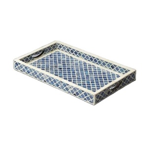 Plateau rectangulaire rustique indien fait main avec incrustations en os, base en résine et bois, plateau de service décoratif de luxe, revêtement alimentaire sûr - Product Image 1