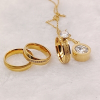Alliances pour époux en plaqué acier inoxydable 5A Cz Diamant Amour Ensembles de mariée Plaqué or 24K Bagues de fiançailles de mariage Pendentif pour couples