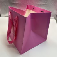 Vente en gros Sacs d'emballage à gâteau en papier carton recyclable avec stratification mate Feuille d'or et gaufrage Sacs à gâteau personnalisés