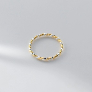 Anel de Dedo Torcido em Ouro com Design Único em Prata Esterlina 925 para Mulheres, Acessório de Moda para Festas - Product Image 1